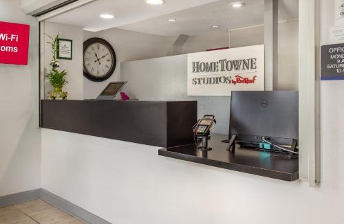 Greensboro Hotel | HomeTowne Studios & Suites by Red Roof Greensboro