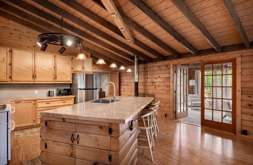 Berkeley Springs Cabin | Hot Tub, Firepit, Grill, Wifi near Golf & Hiking
