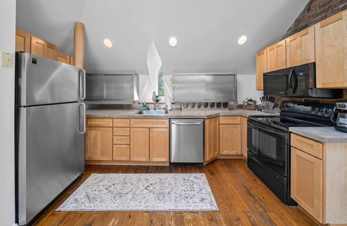 Hyde Park Apartment | Hyde Park 2BR/2BA Penthouse with Private Patio