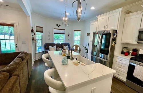 High Point House | Immaculate 4 Bedroom with Pool Table