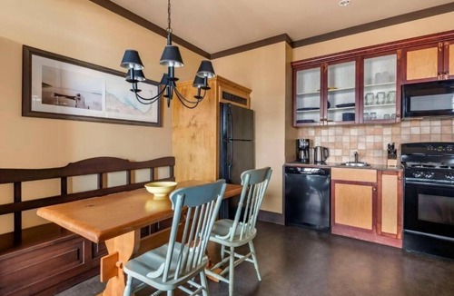 The Blue Mountains Hotel | Inviting 1BR Retreat with Balcony, Kitchenette & Comfort Amenities