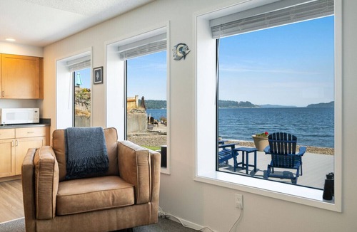 Gig Harbor House | Inviting Waterfront Haven ~BBQ