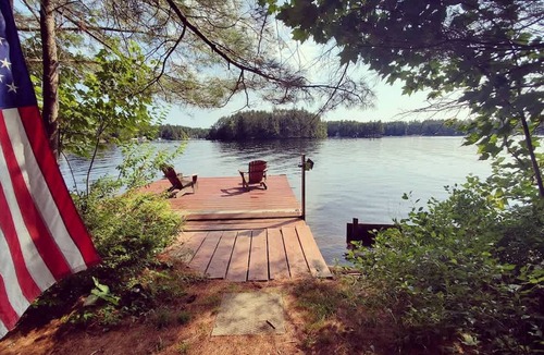 Brantingham House | Island Waterfront w Pontoon Boat Hottub Dogs Lv