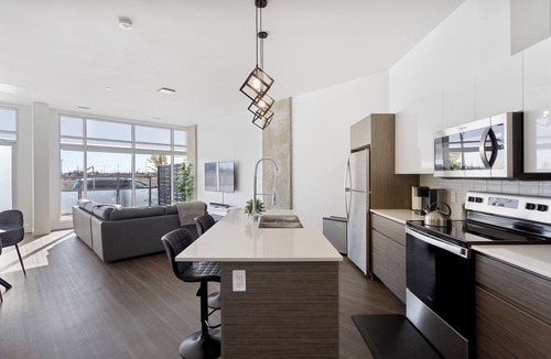 Whyte ave Apartment | King bed, 10ft Ceiling,5 mins to Rogers