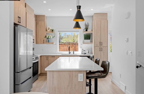 Southwest Calgary Villa | King Bed | 3BR | Ping Pong | Garage| AC | Backyard