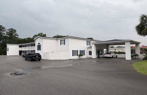Hampton Apartment | King Bed Accessible Non-Smoking