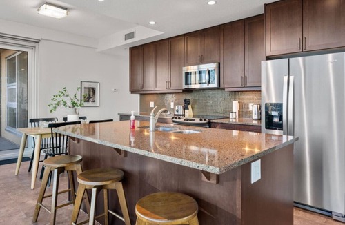 Victoria Park Apartment | King Bed | Cgy Tower Views | Mins to Saddledome