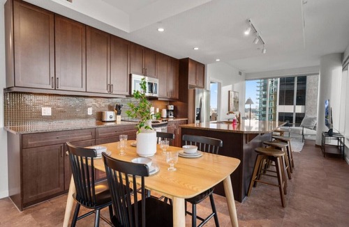 Victoria Park Apartment | King Bed | Cgy Tower Views | Mins to Saddledome