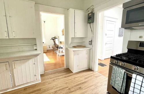 Marpole Apartment | *KING BED* Charming 2 bdrm above Cafe!