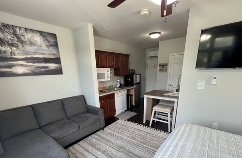 Smith Mountain Lake Resort | King bed corner studio Mariners Resort w/ Amenities indoor pool