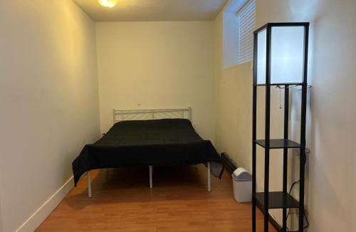 Newton House | King George Corridor Modern Room - Easy Transit & Free Parking