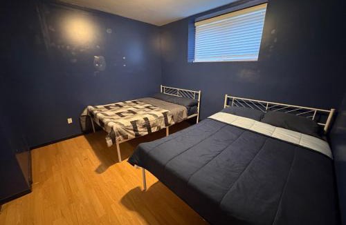 Newton House | King George Corridor Modern Room - Easy Transit & Free Parking