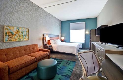 Mechanicsburg Hotel | King Studio Escape w/Indoor Pool, BBQ Area & Nearby Dining Spots + Breakfast