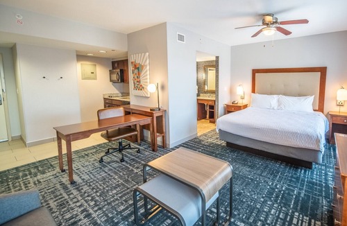 Kutzky Park Hotel | King Studio w/Kitchen, Pool & Free Parking | Near Mayo Clinic Campus