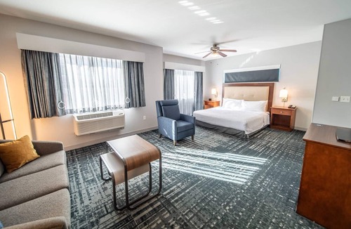 Kutzky Park Hotel | King Studio w/Kitchen, Pool & Free Parking | Near Mayo Clinic Campus