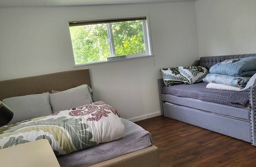 Kingston House | KINGSTON Beachfront Bungalow. 2 blocks to cafes/shops & Seattle Ferry