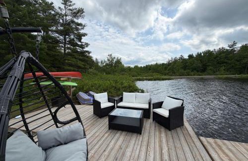 Gravenhurst House | Lakefront Escape Hot Tub & Sauna Retreat