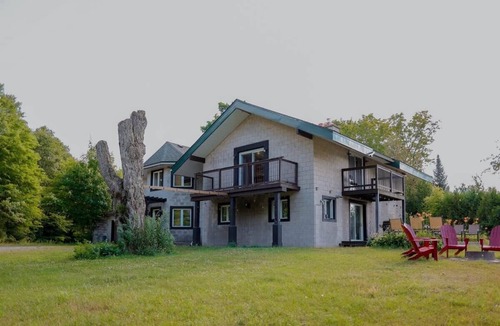 Arden House | Lakefront PrivateEstate for 15 | Kayaks + Bon Echo