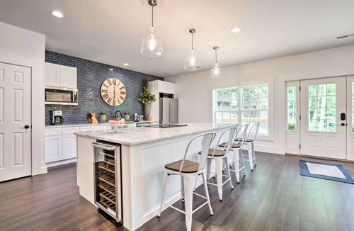 Pittsburg House | Lakefront Treehouse w/Dock · 2 King Suites · Sleeps 12