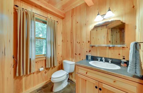 Westhampton House | Lakefront Westhampton Cabin w/Beach + Kayaks!