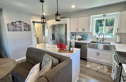 Ferrysburg House | Lakefront "Wine Down" Cottage