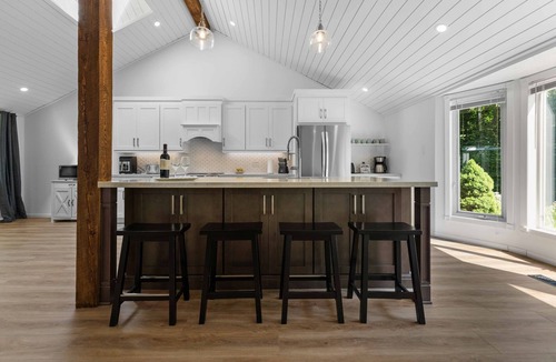 L'Amable House | Lakeside Gem: Large 5 Bed 3 Bath Haven in Bancroft!