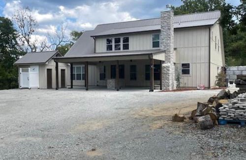 Longtown House | Lakeside Oasis