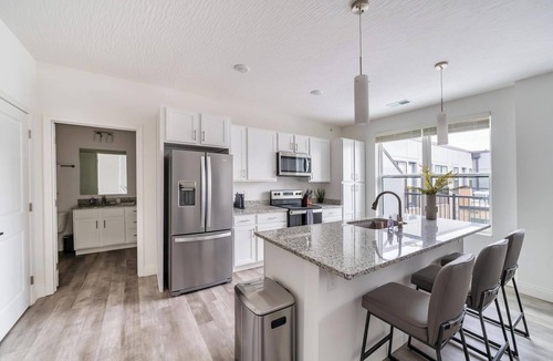 Downtown Columbus Apartment | Landing | Beautiful Studio, Gym