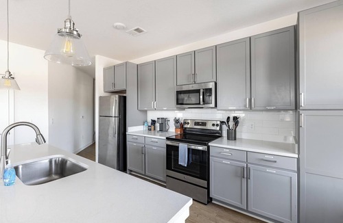 Dayton Apartment | Landing | Modern 2BD in Manhattan Harbour
