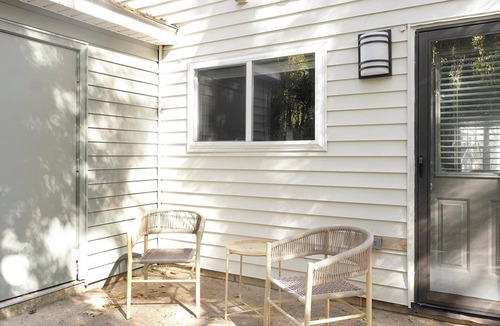 Crabtree Apartment | Landing | Spectacular 2BD, Gym, Tennis Court