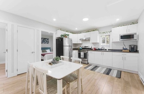 Langley House | Langley Coach House | Queen Beds, Parking