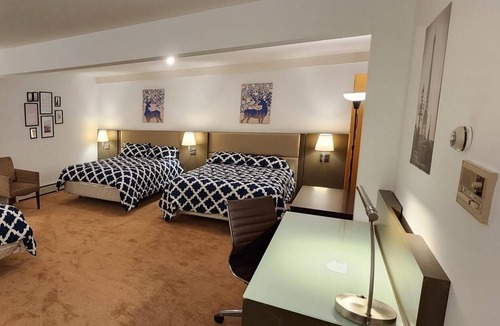 Kerrisdale House | Large 4 beds/2 bathrooms Home for travelers