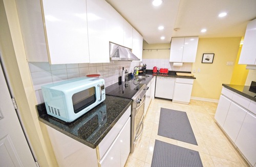 Roncesvalles Village House | Large clean spacious 2 bed 2 bath APT: steps to high park and the lake.