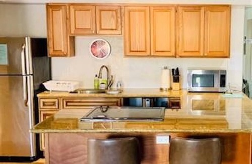 Waikiki Condo | Large corner unit Condo in the heart of Waikiki. Easy walk to the beach!