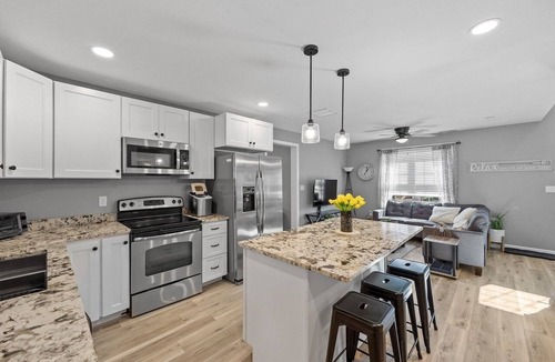 Meredith House | Large Private Yard, 4br home, Walk to town center