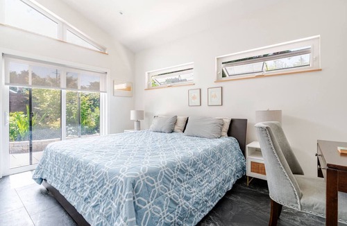 Clyde Hill House | Light & Bright 2BR - 2Baths, Fenced Garden, WIFI, Pet friendly, July 20-31 %