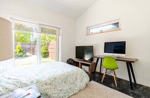 Clyde Hill House | Light & Bright 2BR - 2Baths, Fenced Garden, WIFI, Pet friendly, July 20-31 %