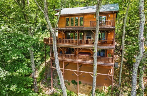Seven Devils House | Lodge in Seven Devils w Hot Tub & Mountain Views!