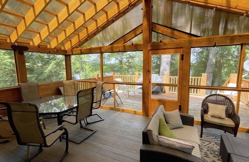 L'Amable Apartment | Log Cabin Escape on the Lake