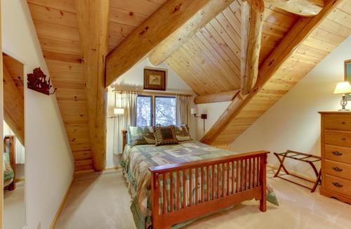 Oregon Water Wonderland House | Log Cabin Riverfront Getaway