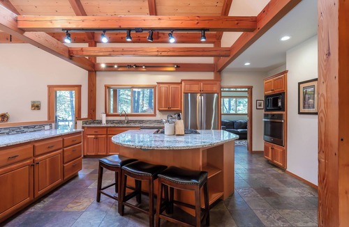 Overlook Park House | LOST07 - Spacious home, Hot Tub, Gas Fireplace, Ping Pong