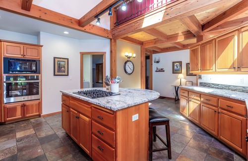 Overlook Park House | LOST07 - Spacious home, Hot Tub, Gas Fireplace, Ping Pong