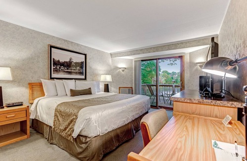 Eagle River Apartment | Lovely lakefront suite with resort amenities & shared dock - dogs OK!