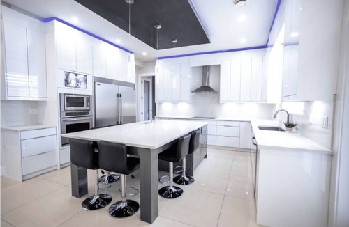 Delta House | Luxury Delta-Surrey Getaway | 5BR, Sleeps 14