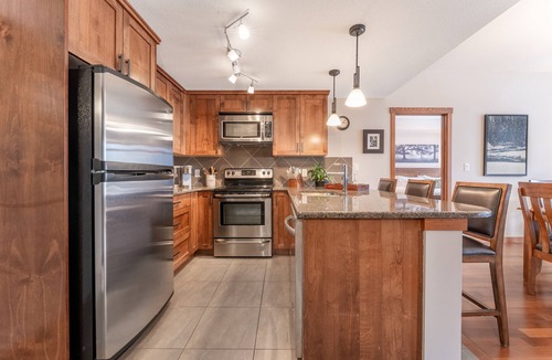 Canmore Condo | Luxury Mountain View Condo - 2 King beds/Hot Tub/Pool