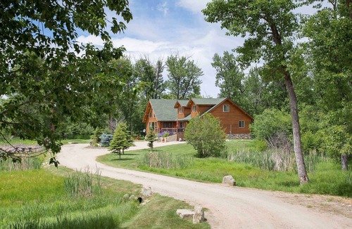 Absarokee Cabin | Luxury Riverfront Beartooth Mountain Lodge - Private Retreat! Visit Yellowstone