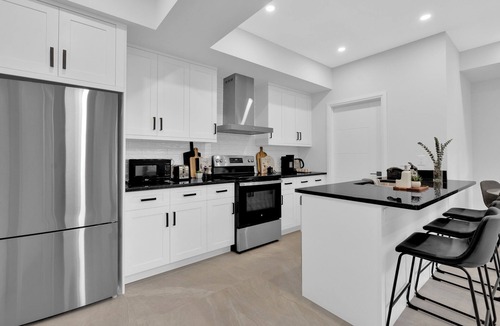 Windsor Apartment | Luxury Unit Windsor (4-plex) 5 minutes to Ambassador Bridge