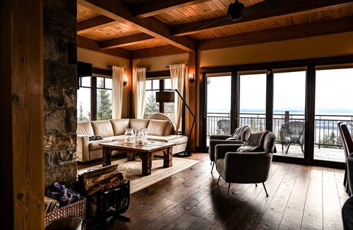 Saint-Joseph-de-la-Rive Ski Chalet | Magic Chalet: Breathtaking River View, Spa in Les Éboulements