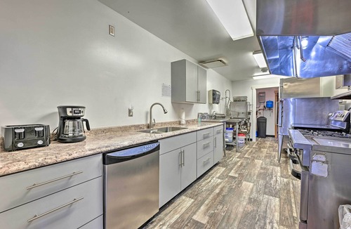 Hatfield Cottage | Massive Hatfield 'loon Lodge' w/Roller Rink