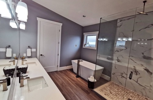 Langley Villa | Massive Langley Villa for groups and weddings! Private banquet space on property